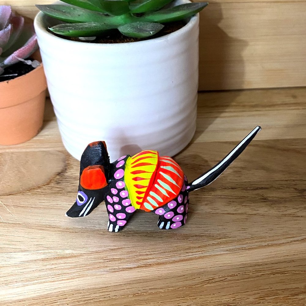 Small "Armadillo" Alebrije Figurine (Black)